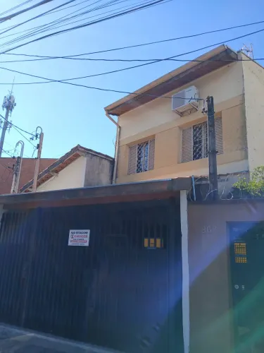 Casa Sobrado para locação, possuindo 03 dormitorios, sendo 02 com ar condicionado, no bair