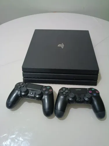 PS4 PRO 1TB + 2 controles