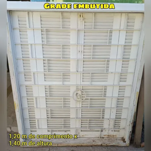 Janela de madeira com grade