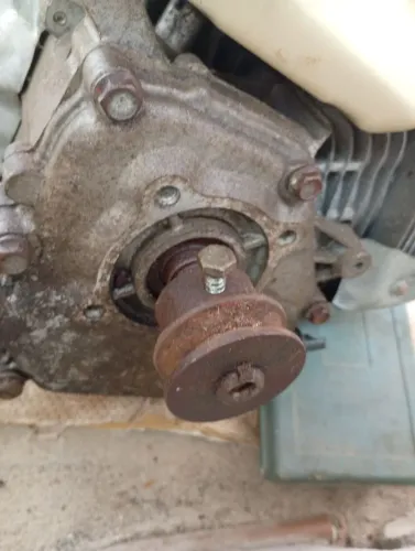 Motor branco a gasolina fasso rolo em um elétrico de 2cv