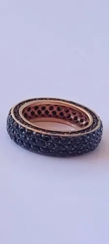 ANEL COM ZIRCÔNIAS NEGRAS BANHADO A OURO