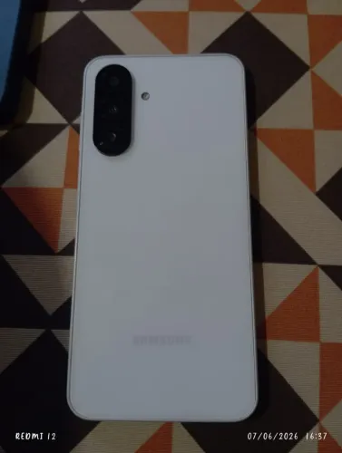 Celular semi novo