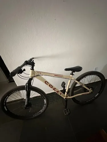 Bicicleta Colli Toronto Alumínio Aro 29 21v na cor bege.