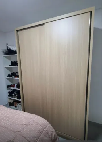 Guarda-roupa impecável e outros móveis 