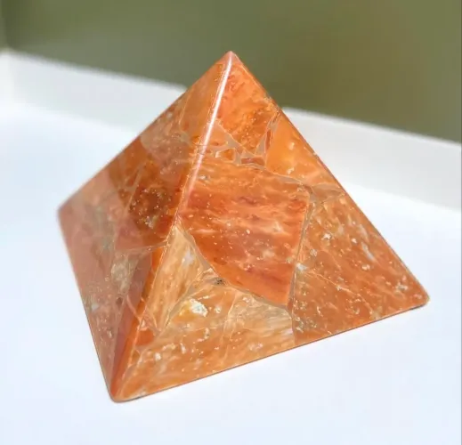 Pirâmide energética em resina (décor ou reiki)
