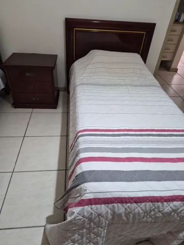 Vende-se cama com colchão e criado mudo