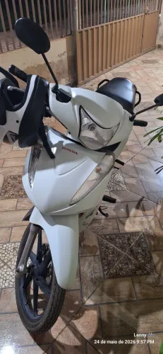 Vende-se ou troca por uma moto mais alta.