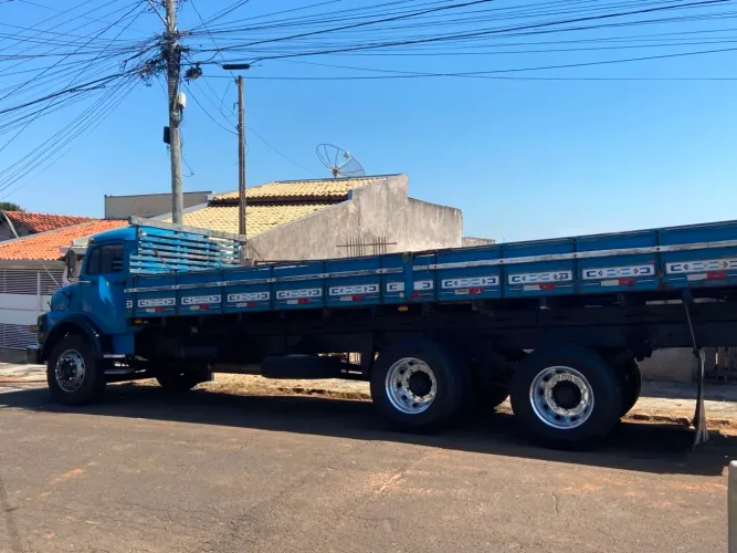 Vende -se Mercedes truck 1313