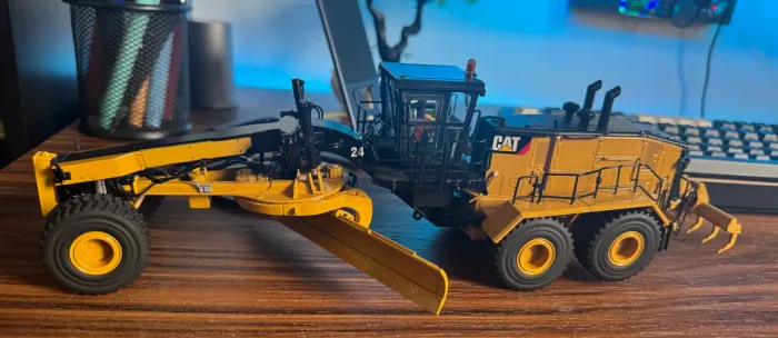 Miniatura Motoniveladora CAT 24 - Escala 1:50