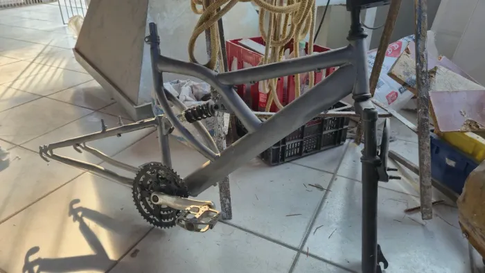 Quadro de bicicleta recém pintado com suspensão 