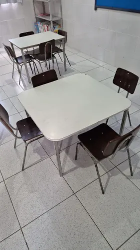 Conjunto de mesas e cadeiras infantis
