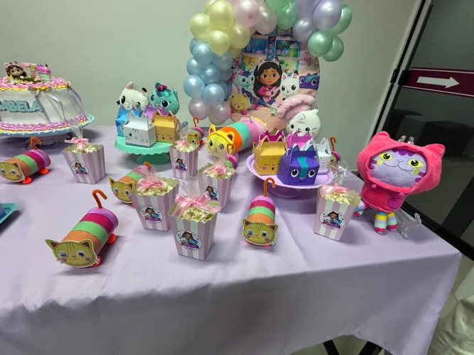 Vendo itens para festa casa mágica da gabby