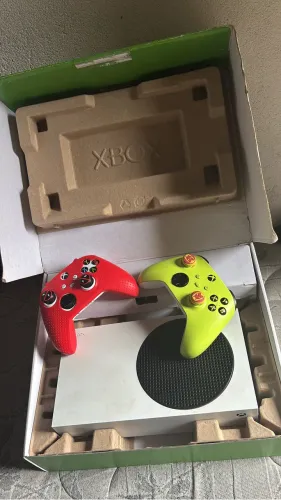 X Box series S com 2 controles, capa anti poeira e acessórios de brinde