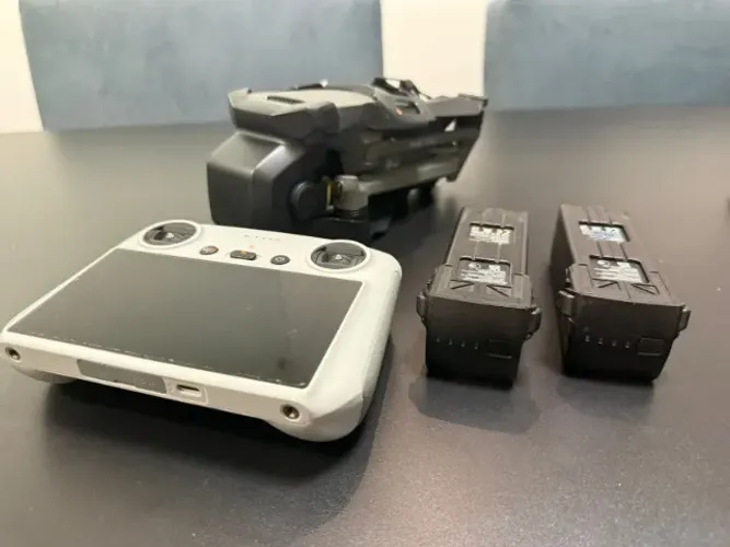 Drone DJI Mavic 3 com 2 Baterias extras controle com tela