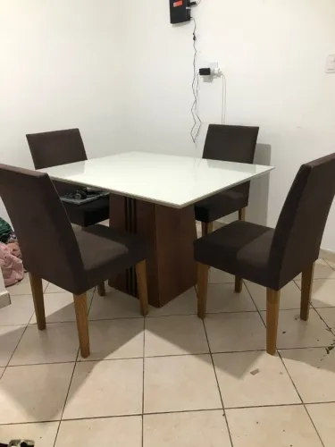 Mesa de jantar com tampo de vidro com quatro cadeiras