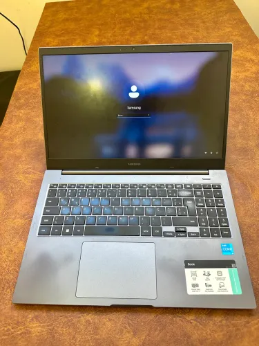 Notebook Samsung 15 11th - 16GB - SSD 256GB - Caixa e manual