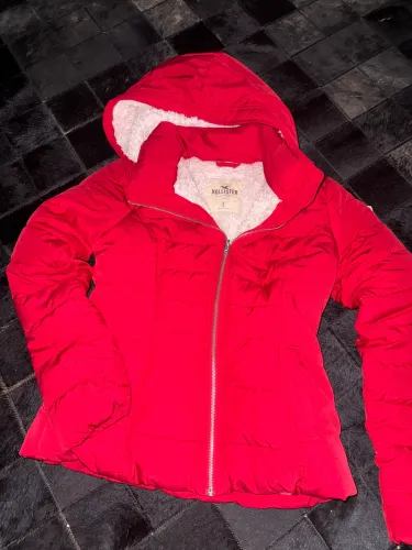 Jaqueta feminina Hollister vermelha Sherpa forrada com capuz 