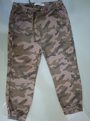 Calça infantil camuflada