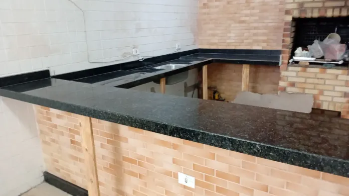 Pia de cozinha e balcão com pe duplo de granito 