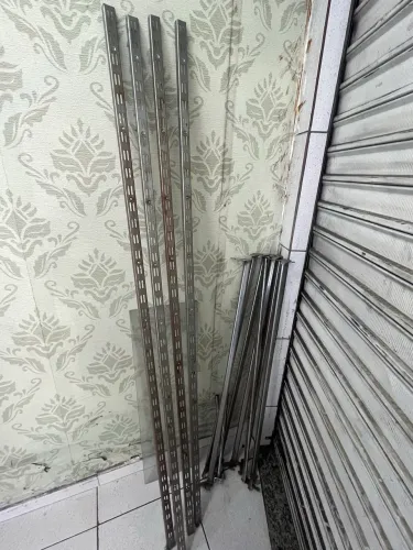 Trilho braço loja roupas