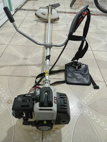 Roçadeira Toyama