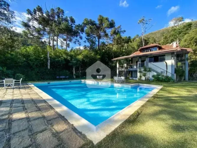 Casa com vista livre para as montanhas, com 6 quartos, Nogueira - Petrópolis, RJ