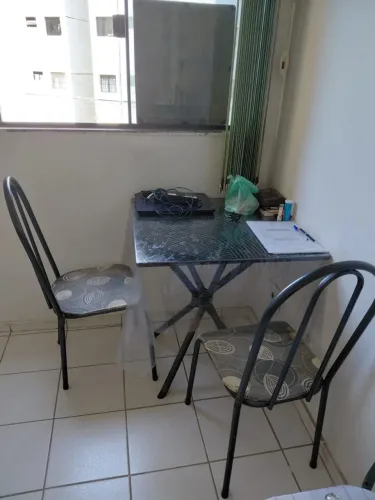 Vende-se mesa com 2 cadeiras