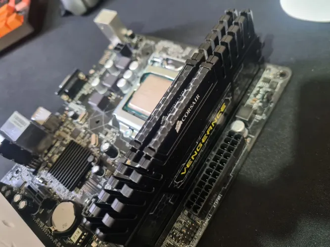 Kit PC Gamer Xeon + Placa mãe ASRock + 16gb Corsair + RX580 8GB