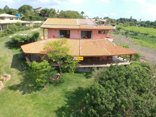BELÍSSIMA CHÁCARA COM CASA DE VERANEIO EM FRENTE A ÁREA DE PROTEÇÃO PERMANENTES (APP) TERR