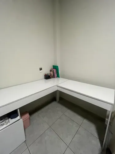 Mesa com penteadeira embutida multiuso