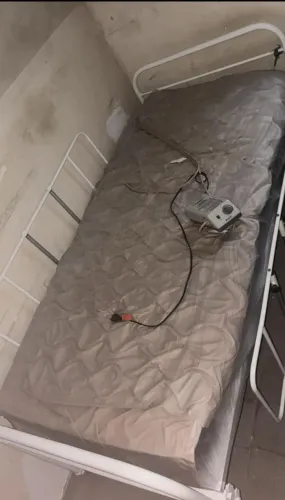 Cama hospitalar com colchão por R$ 1.500,00