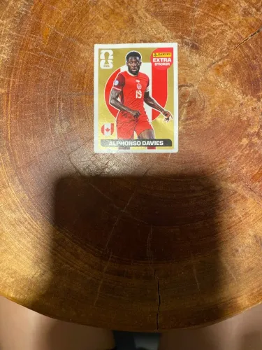 Figurinha lendária ?EXTRA STICKER? copa do mundo de 2026 Alphonso Davies gold (dourada?
