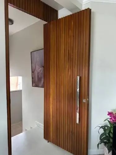 Porta Ripada de Madeira