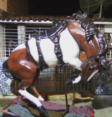 Escultura cavalo de fibra estilo rodeio