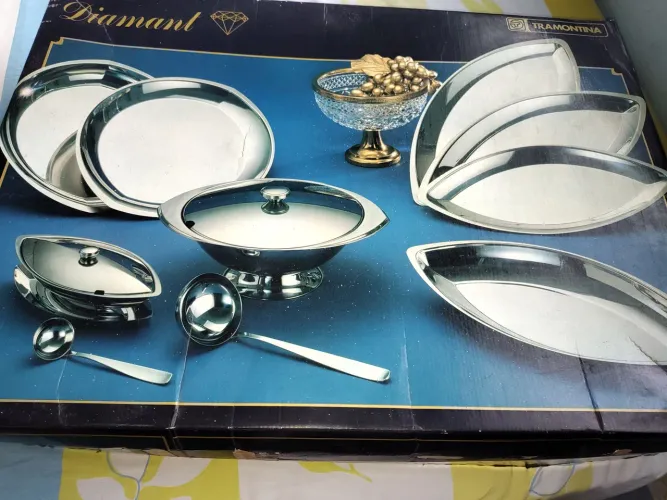 Vendo baixela 10 peças, aço inox, Tramontina, 18/8, no valor de R$ 400,00.