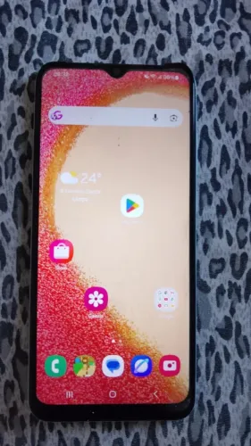Celular semi novo.