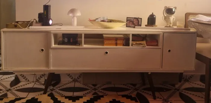 VENDO POR:350,00 REAIS ESSE RACK RETRÔ, ESTÁ SUPER CONSERVADO.