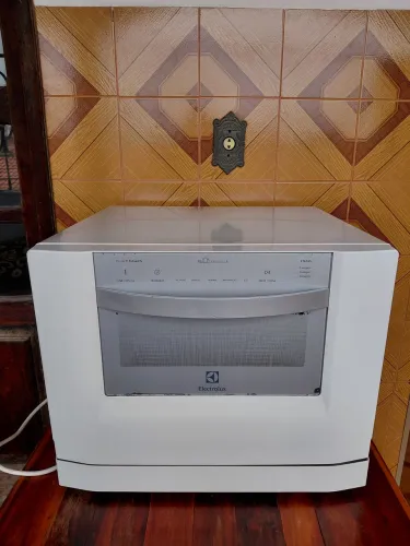 Máquina de levar louça electrolux 6 serviços