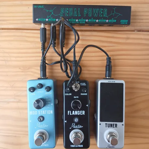 Otimo combo só 260!! Pedal power mvave+ Afinador+ Mod Station + Flanger Rowin