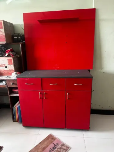 Conjunto de cozinha painel e armário vermelho