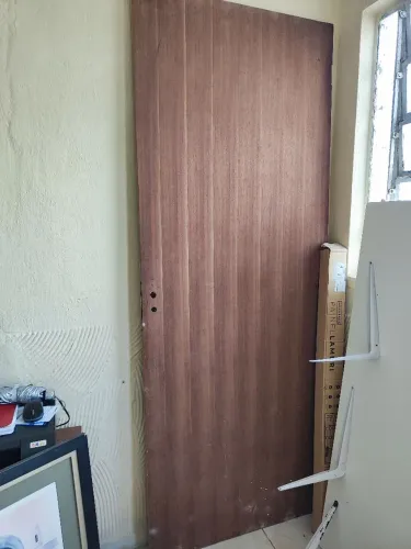 Vendo porta de madeira 