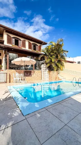 Casa com 5 dormitórios no Abraão