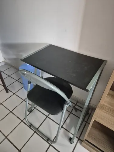 Mesa de estudo com cadeira 