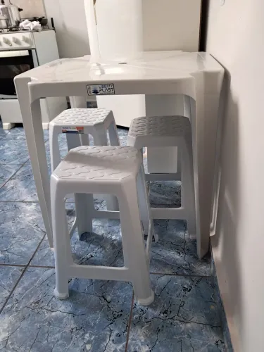 Mesa de plástico com 3 banquetas, em ótimo estado