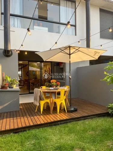 Casa 2 dormitórios 105m2 privativos 2 vagas de garagem no bairro Cachoeira do Bom Jesus