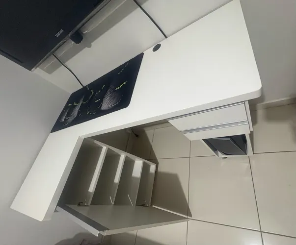 Escrivaninha Mesa de computador Sapateira Multiuso com Portas Quarto ou Escritório .