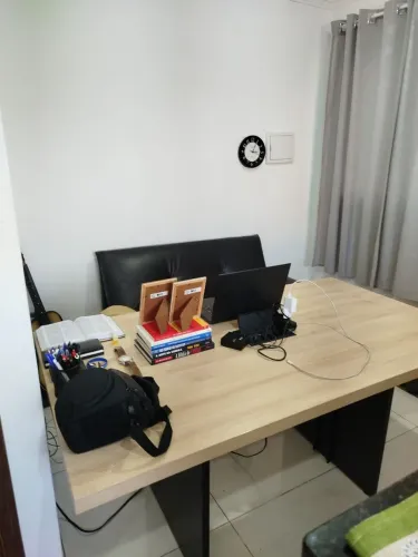 Mesa para Podcast e Reunião 1,60m | Tomadas + Rede RJ45 | R$ 847