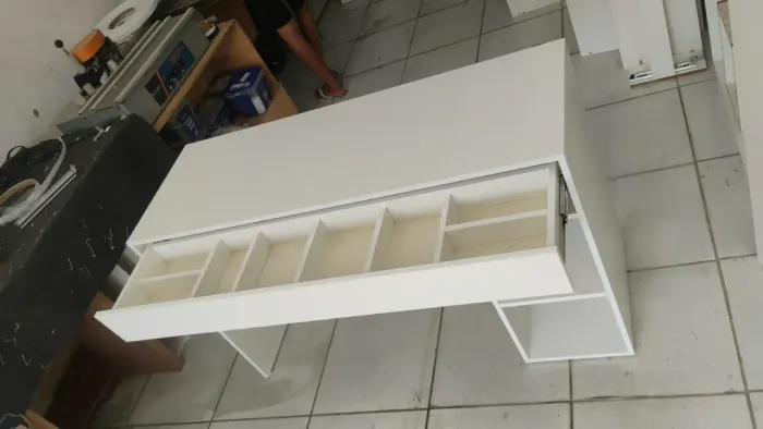 Escrivaninha com gavetão 
