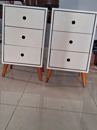 Mesa de cabeceira retro branca com 3 gavetas em MDF. 300 und. Se levar as duas fica 500
