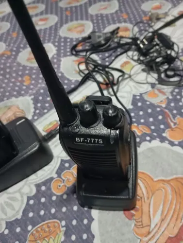 Kit Rádio Comunicador BF-777S + Base + Fone